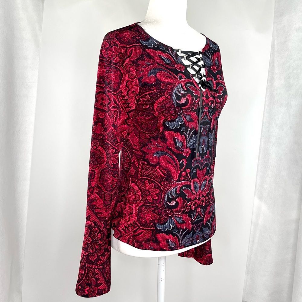 ♥️HP♥️Venus S. long sleeve bell lace-down detail V-neck,red & black paisley NWOT